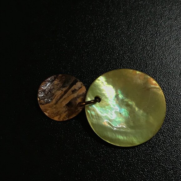 Yellow Round Black Lip Shell Pendant - Picture 6 of 9